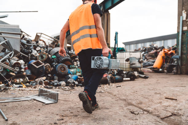 Metal landfill woسكراب بالرياض برق الرياضrker walking